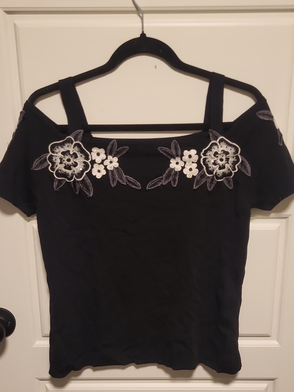 Black Off-Shoulder Floral Appliqué Crop Top
